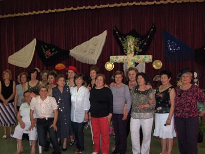 mujeres de peuelas ante cruz mayo 2010